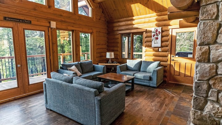 ห้องนั่งเล่นพร้อมวิวทะเลสาบ