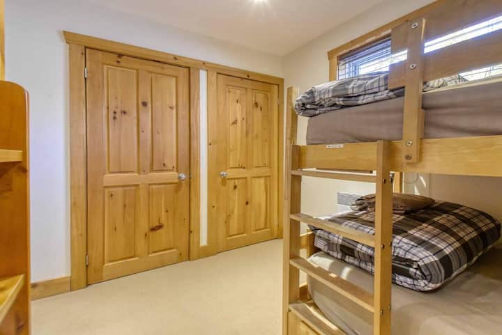 ห้องนอนชั้นล่างมีเตียงสองชั้น 2 เตียง