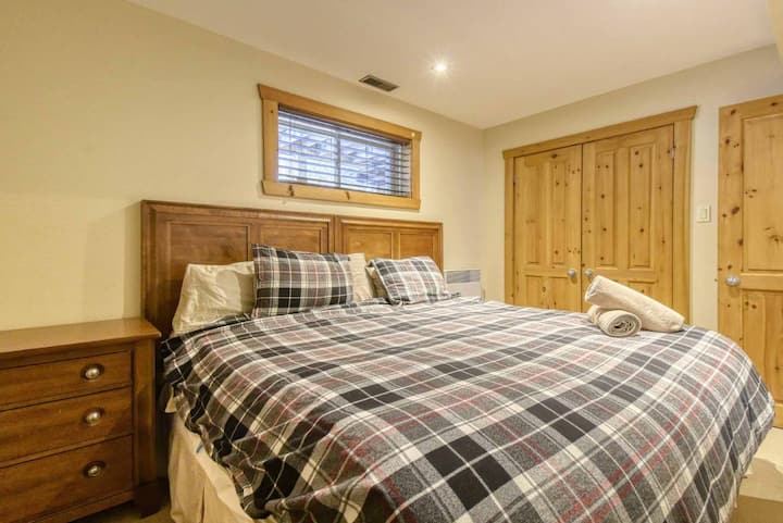 ห้องนอนชั้นล่างพร้อมเตียงคิงไซส์