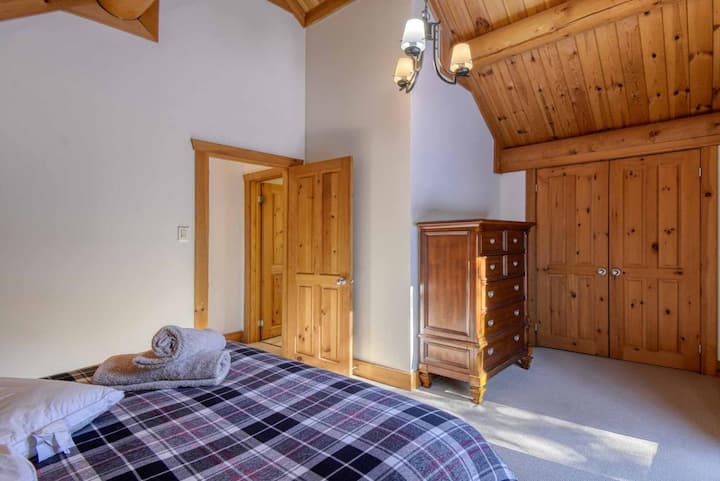 ห้องนอนชั้น 2 ขนาดใหญ่พร้อมระเบียงส่วนตัวและเตียงควีนไซส์