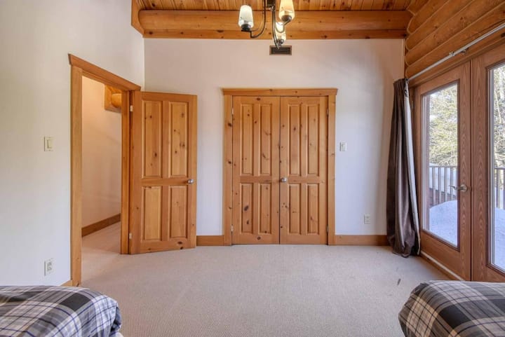 ห้องนอนชั้นสองพร้อมเตียงแฝด 2 หลังและระเบียงส่วนตัว