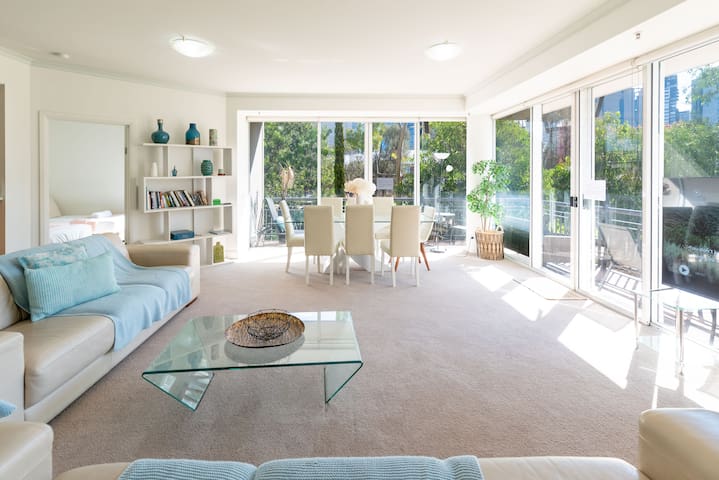 Large Bright 4 Bdrm Southbank apt