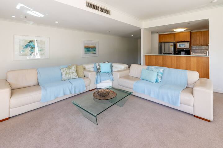 Large Bright 4 Bdrm Southbank apt gallery image 2