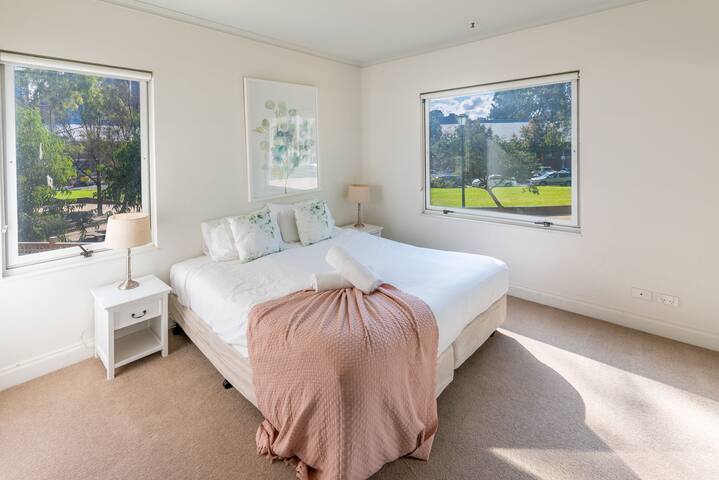 Large Bright 4 Bdrm Southbank apt gallery image 3