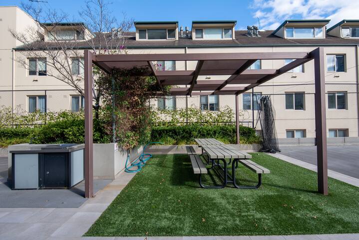 Large Bright 4 Bdrm Southbank apt gallery image 5