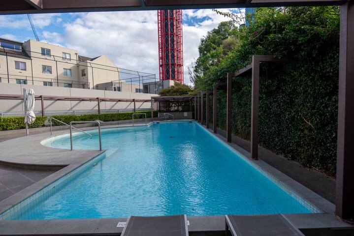 Large Bright 4 Bdrm Southbank apt gallery image 4