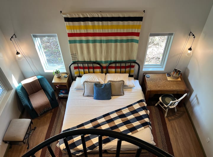 The "Haw" side has a king size bed on the main level, next to the "Haw" side bathroom. A spiral stair leads from this space to a semi-private loft. 
Perfect space for a family of four or a group of friends.