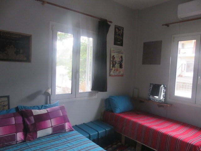 Votre chambre climatisée avec un lit en 140 cm et un lit en 100 cm.