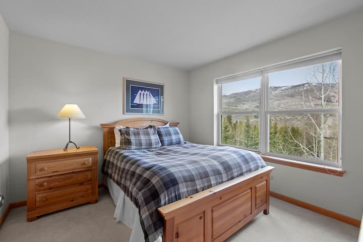 ห้องควีนอยู่ฝั่งตรงข้ามห้องโถง 