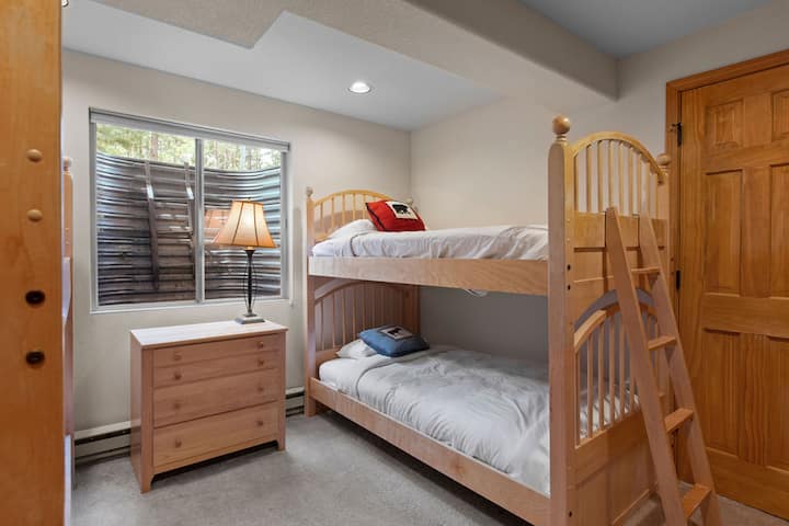 ห้องเตียงสองชั้น 2 ชุดในชั้นใต้ดินแบบวอล์คเอาท์ (รวม 4 เตียง) 