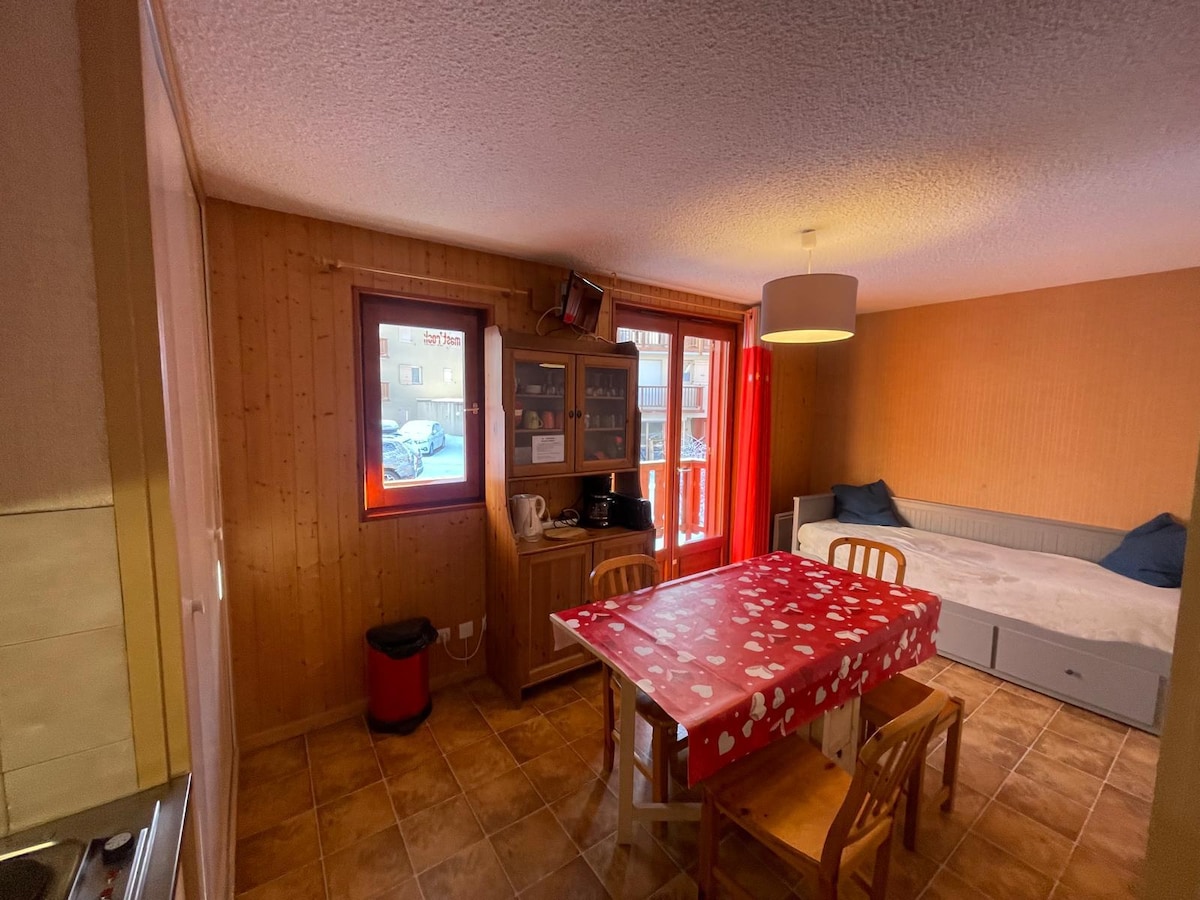 Erfolgreiche Airbnb-Immobilie: Quiet Valloire cabin studio and close to the slopes in Valloire
