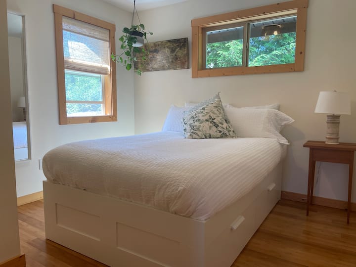 干净、明亮的卧室，配有双人床