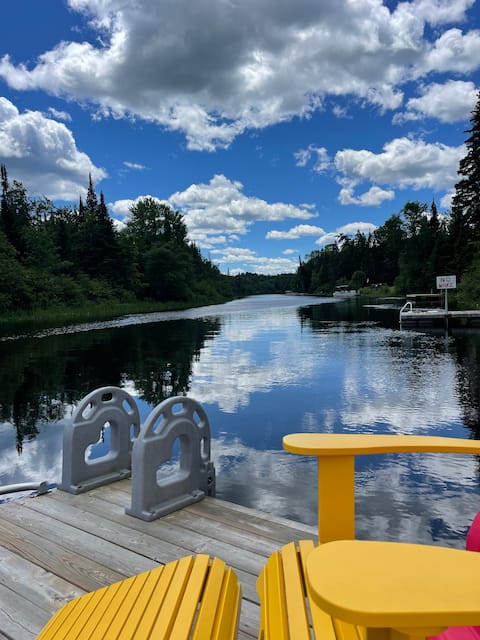 The River Lea Cottage-on the Magnetawan River