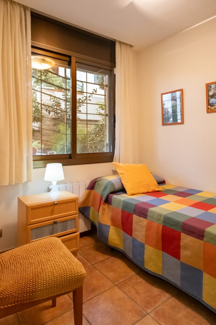 Chumba cha kulala chenye kitanda kimoja na mwonekano wa bustani.