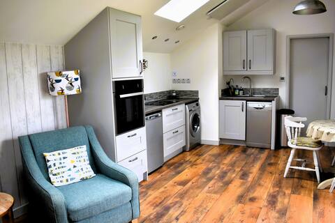 Coastal barn, sea view, woodburner, walk to beach