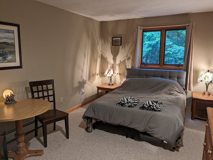 Segundo dormitorio en la planta superior con cama tamaño queen.