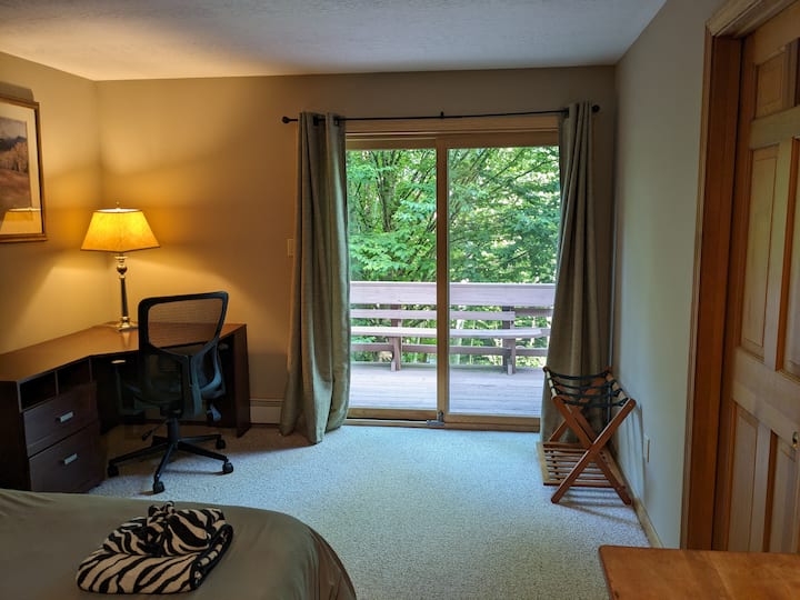 Dormitorio principal con vista a la puerta de la terraza.