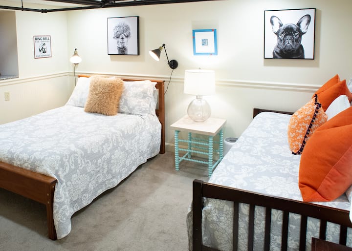 Bedroom with double bed and twin bed