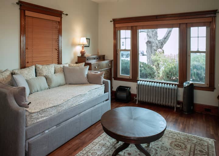 Bedroom with two twin beds, daybed and trundle