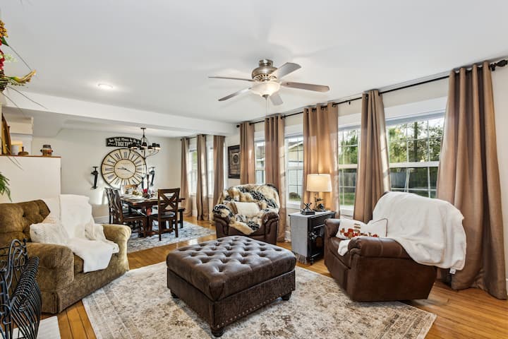 Welcome Home To 3 Bdrm/2 Bath Near Airport - Wichita, KS