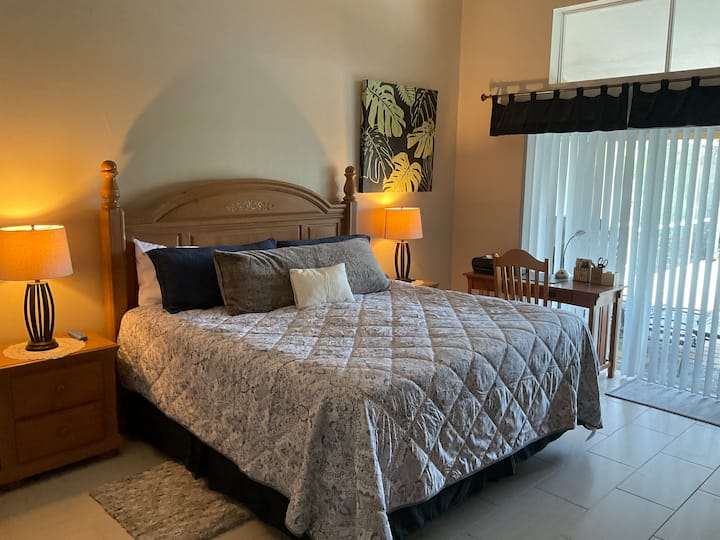 Cama tamaño king con sábanas de satén, control deslizante privado a la  piscina. Armario con vestidor completo y 2 cómodas con TV montada en la pared. Baño principal moderno con 2 cabezales de ducha.