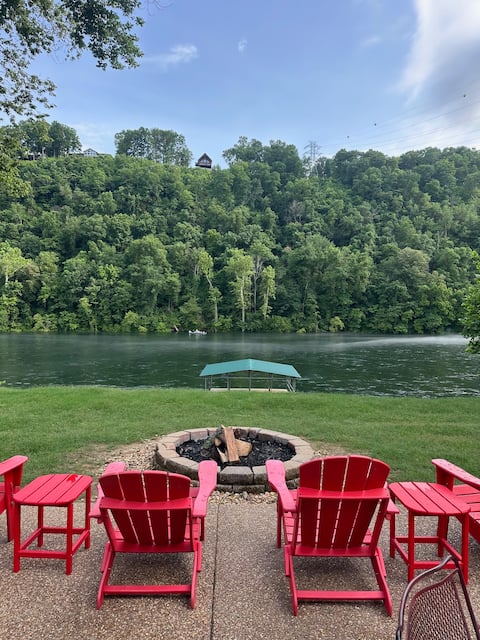 Premier Riverfront Location~New Boat Dock!