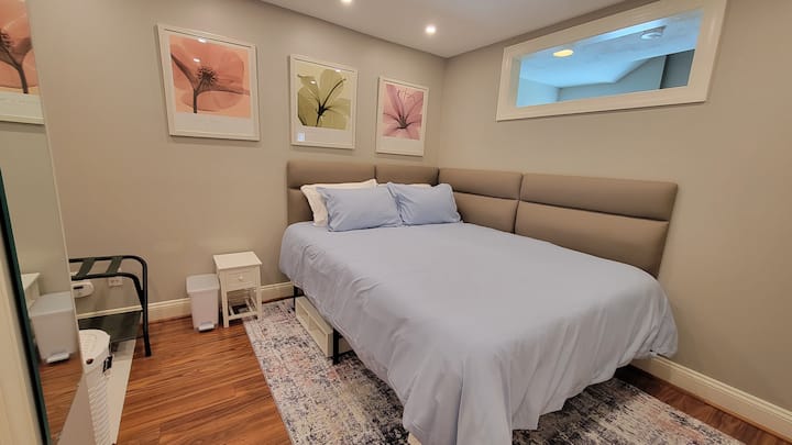 نافذتان للضوء الطبيعي في غرفة النوم