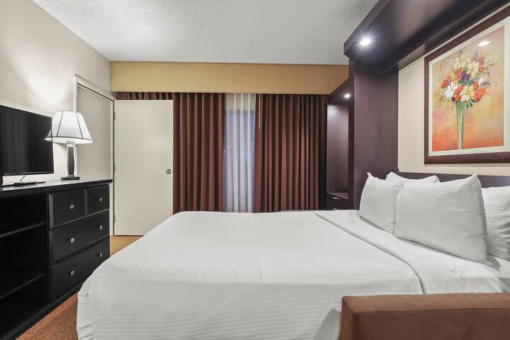 Polo Towers Suites/Villas- 2 bdrm on strip gallery image 4