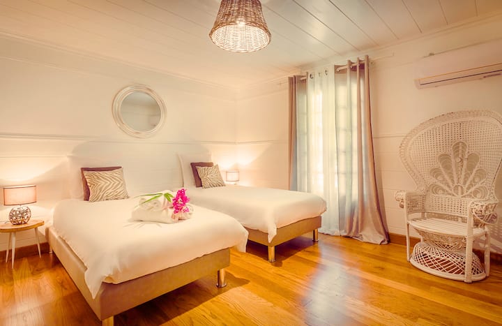 「LA PACIFIC」雙人房，配有加大雙人牀的兩張單人牀。
Les Villas Emmanuel - Etang Salé les Bains (974) Ile de la Réunion