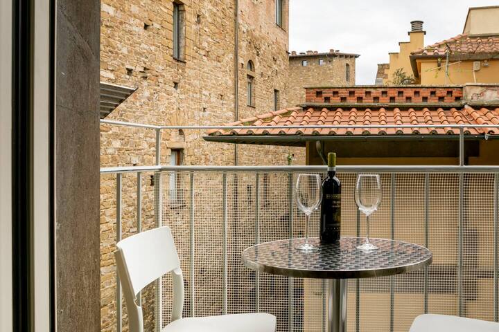 Sophisticated Ponte Vecchio Apartment with Rooftop Views gallery image 2