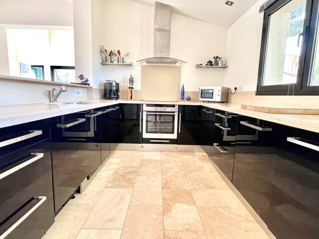 Luxurious house with huge private pool gallery image 5