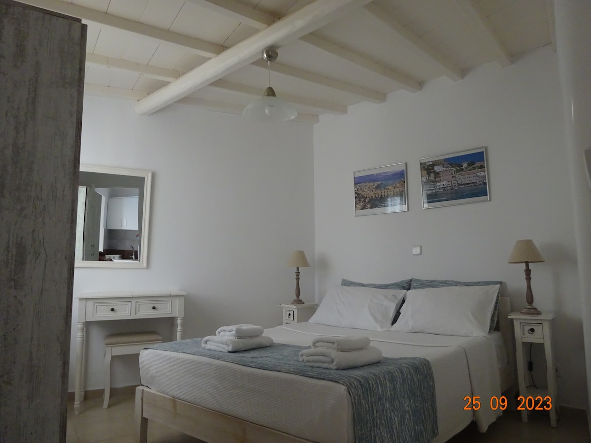 Cavo Tinos' main bedroom.