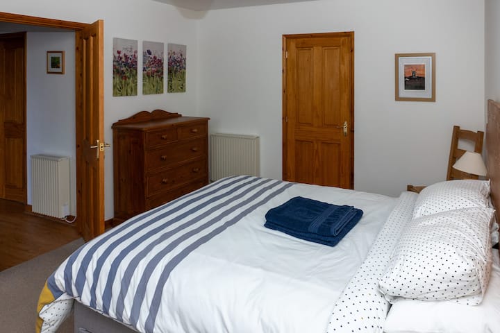 Udoban bračni krevet (širine 180 - 200 cm)