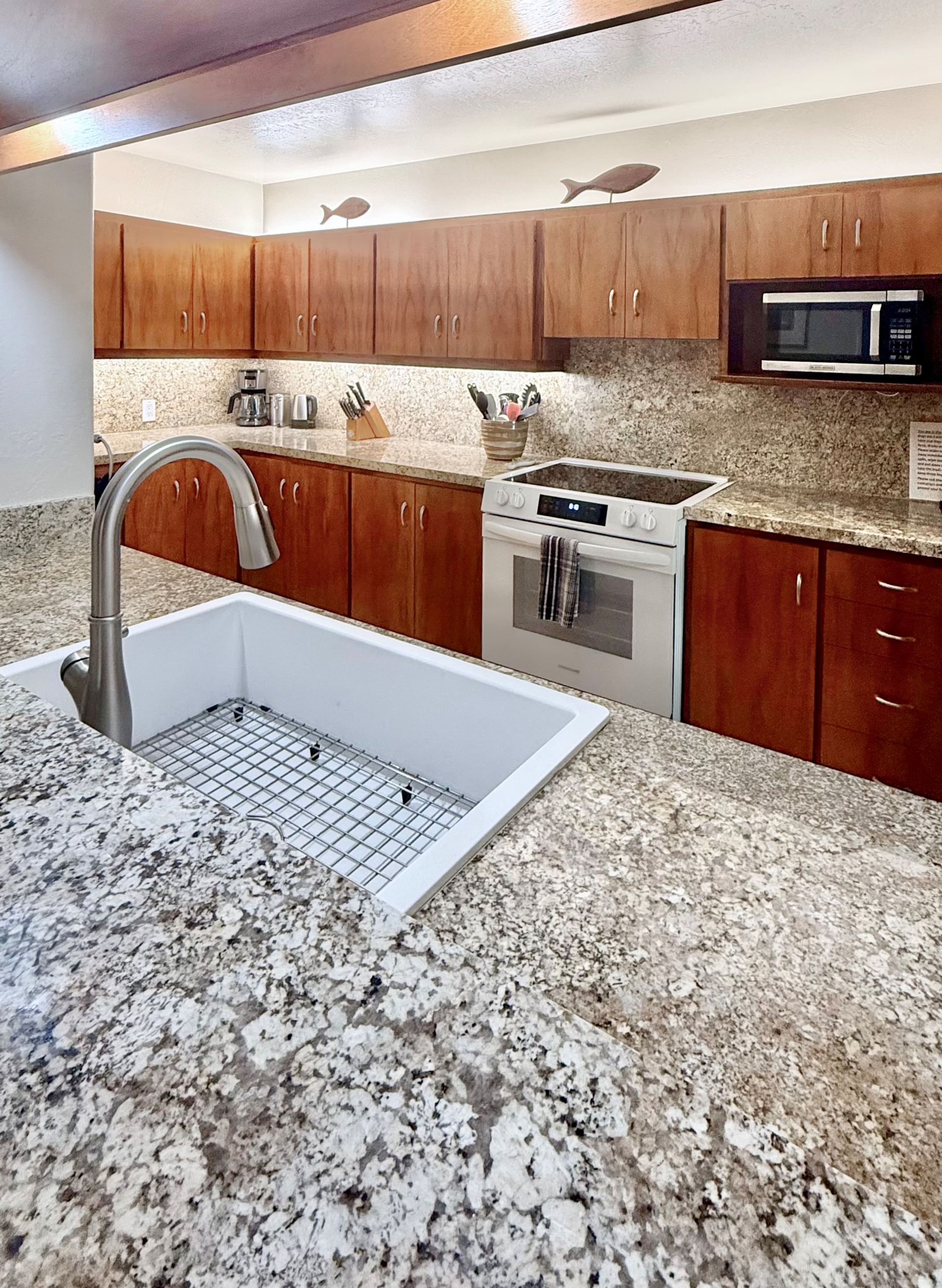 Condo in Kailua-Kona · ★4.88 · 3 bedrooms · 4 beds · 2.5 baths - Image 21