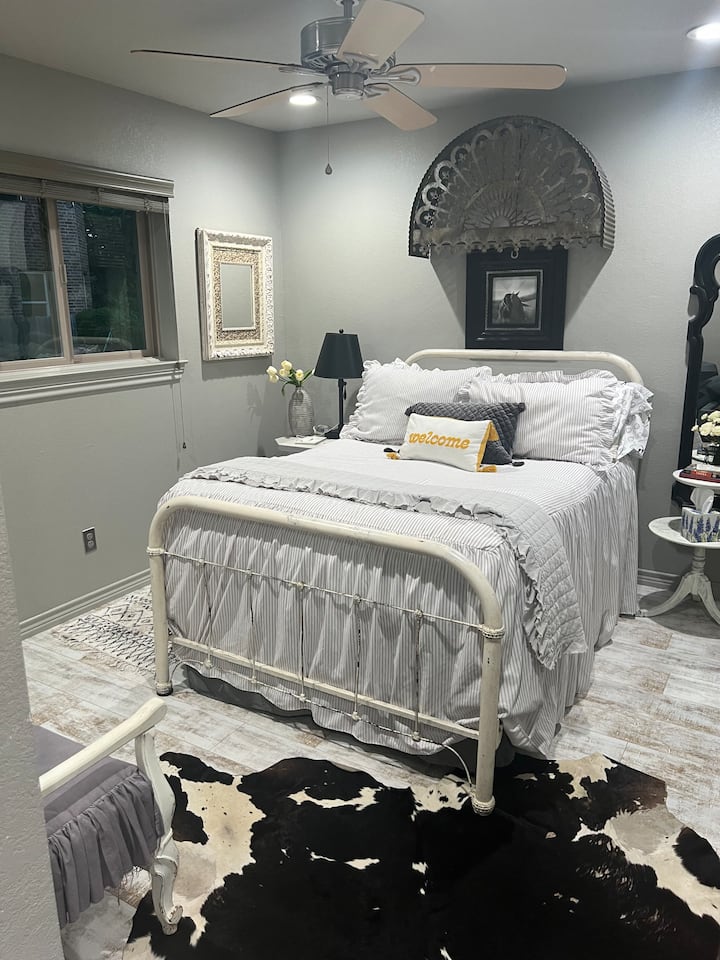 Dhoma kryesore e gjumit ka një krevat dopio antik me shtroja të personalizuara, me tonelata magazinimi