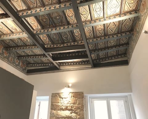 Teatro & Mercato, Luxe Wooden Ceiling Apartment