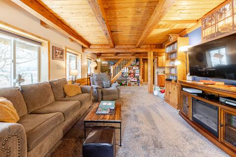 Cozy Cabin Hideaway with great views