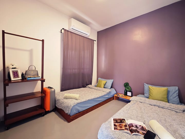 双床房：这间温馨的双床房为家庭或朋友提供舒适的住宿体验，为每位房客提供毛巾。