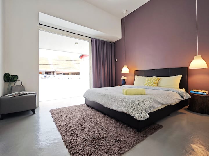 阳台房：在这个迷人的户外空间，在标准双人床上放松身心，提供毛巾，让您感到舒适。