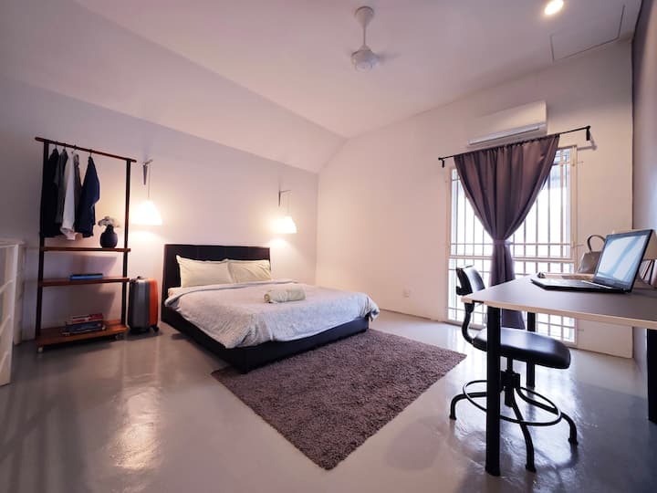 阁楼客房：入住这个舒适的世外桃源，配有一张标准双人床、一条柔软的毛巾和一张方便的办公桌，确保住宿舒适而富有成效。