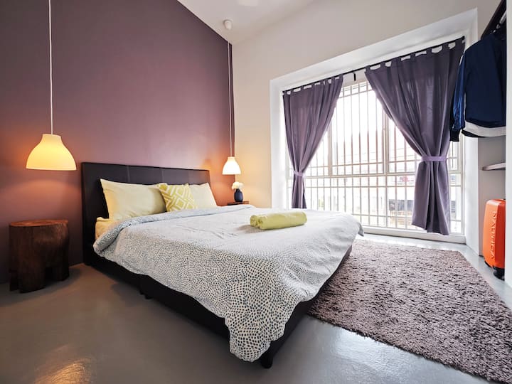 房间2 ：在舒适的标准双人床上漂流到梦境，并提供毛绒毛巾，方便您放松身心。