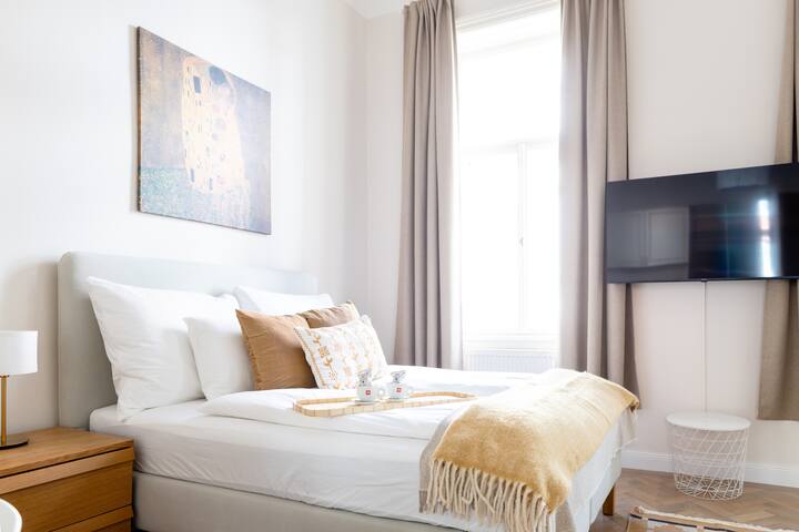 Fabulous five-room Apartment next to City Center gallery image 2