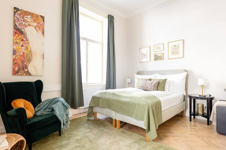 Fabulous five-room Apartment next to City Center gallery image 4