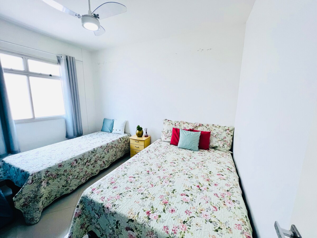 Двойно легло и единично легло. Има допълнителен матрак. Вентилатор на тавана. Затъмнение на завесите.