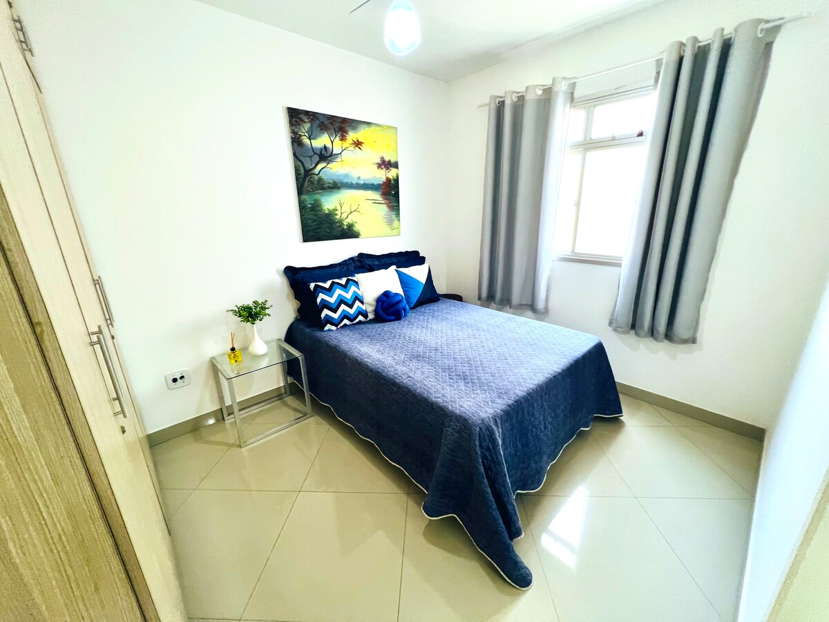 Апартамент с двойно легло, вентилатор на тавана, гардероб и затъмняващи завеси.