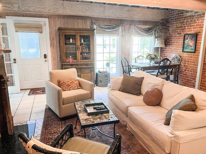 The Carriage House - Lovely, Comfortable, Gardens - Monroe, LA