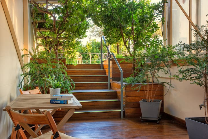 Penthouse Heated Pool/AcropolisView/Ideal Location gallery image 2