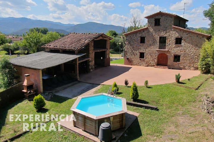 Masía de piedra en las afueras de Les Preses