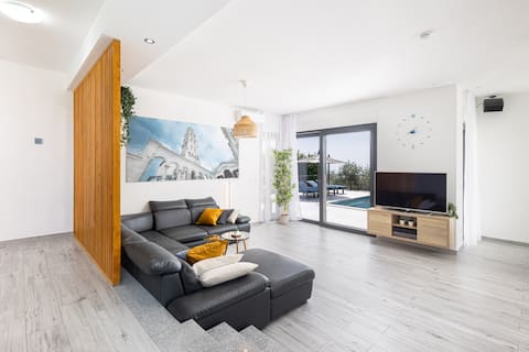 Successful Airbnb property: Luxury Villa Morena with heated pool and whirpool in Žrnovnica