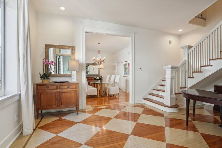 Beautiful Light filled 3 Bedroom/3bth Home Uptown gallery image 5